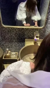 “不要这么急嘛”还在洗手间呢回去再继续操我嘛